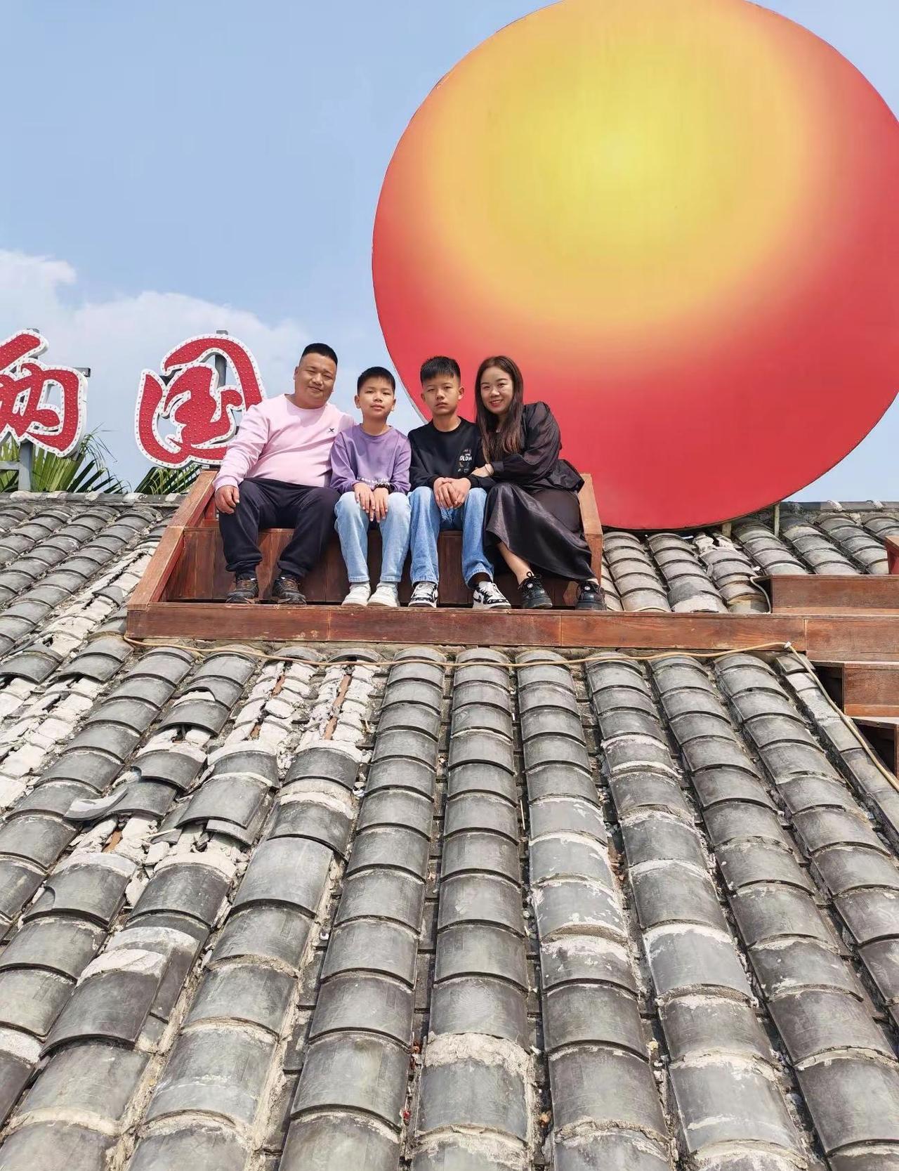 原来平常拼命工作是为了更好的幸福生活，开心与幸福手机已经装不下了，快要溢出屏幕了