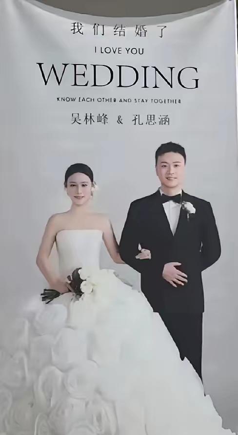 天下没有男人了吗。

怎么这种货，还有两个女人抢。

贵州这桩事，真比短剧还离谱