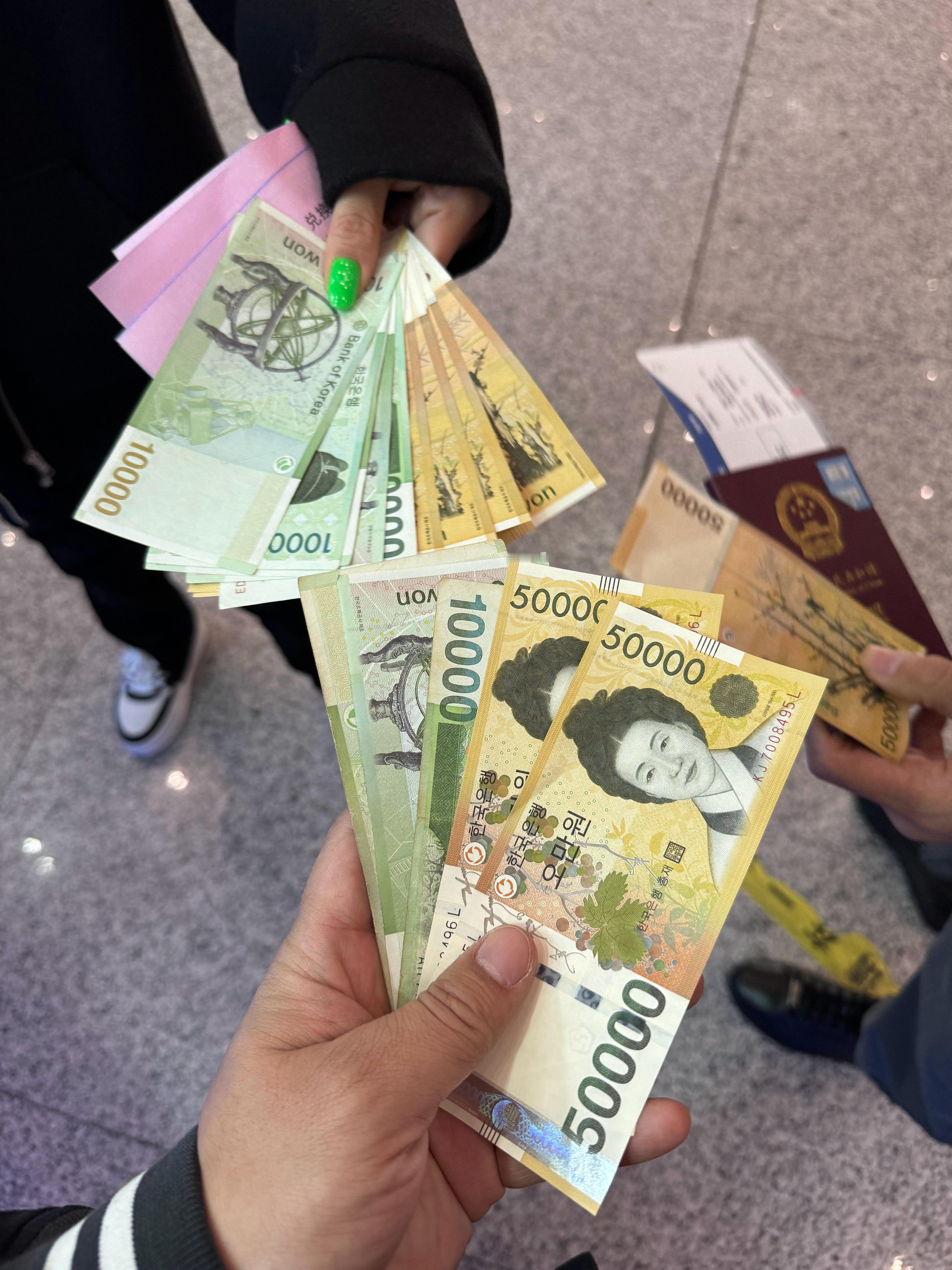 弱弱地问一句，腰揣十几万出门，去韩国算财阀吗？[doge]  ​​​