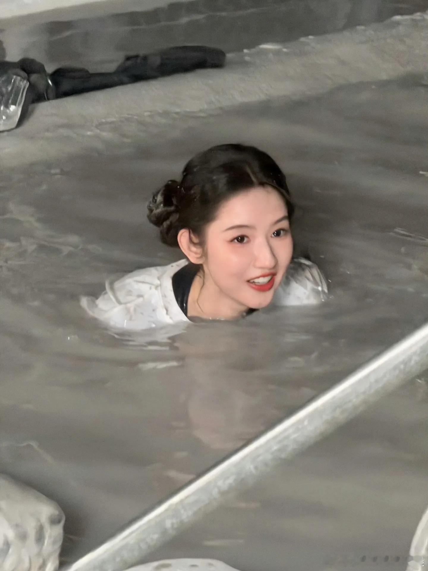 王玉雯舞蹈搭子小绿猫王玉雯带大家复习地球团舞动作地球超新鲜舞蹈小老师王玉雯上线！