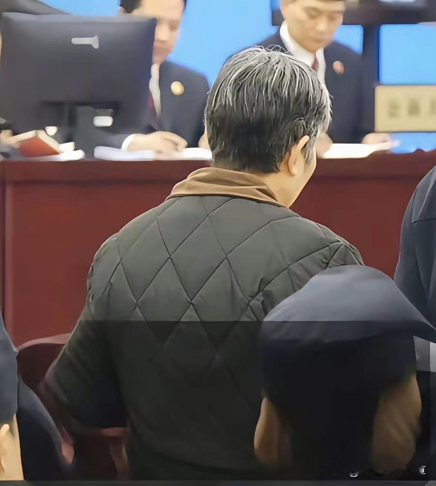 直到看到贾霞的判决书，再对照事故调查报告里的工作记录，关于这起事故里她的责任，让