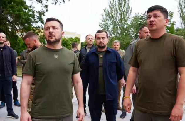 泽连斯基这次是彻底服软了，泽连斯基表示：乌克兰现在要考虑的并不是割让土地，现在的