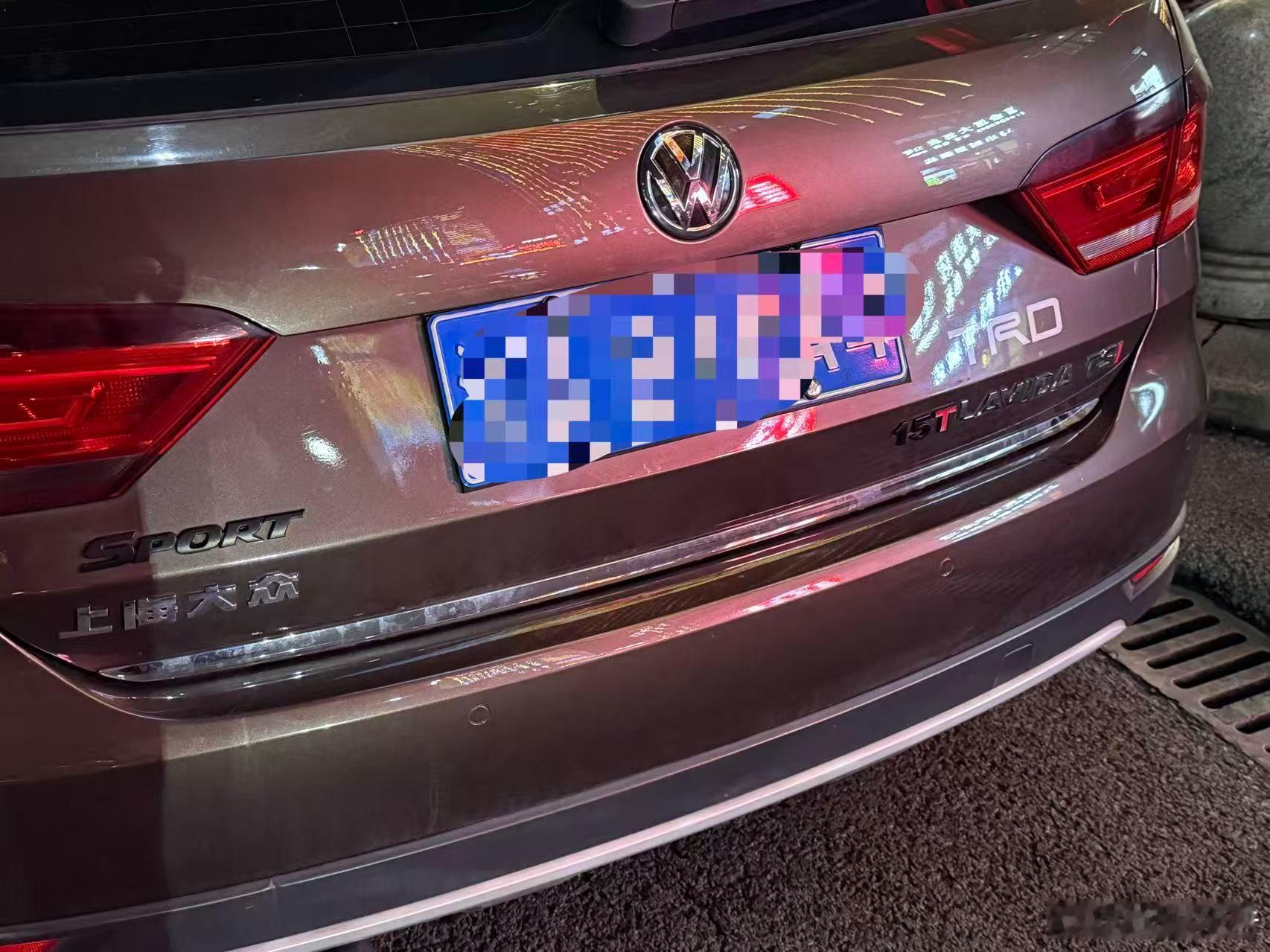 左上角sport，右下角1.5T，还有一个TSI的I红标，上面一个TRD汽车大众