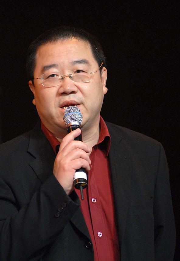 导演，英达，接受杨澜采访，说到剧本，英达说，赵本山的小品好不好，当然好，他那个编