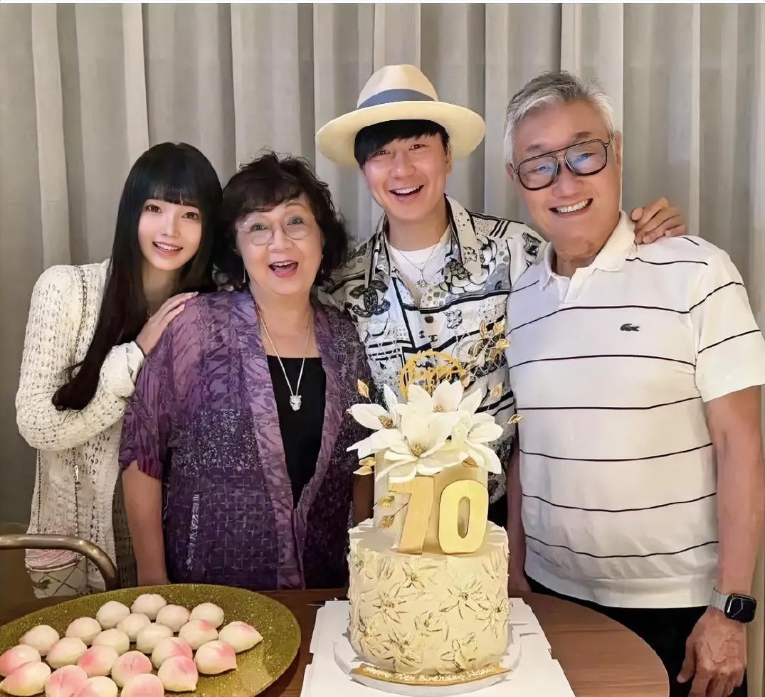 终于知道林俊杰为啥爱惨了七七！
不是因为对方比他小21岁，
也非她长得像Hebe