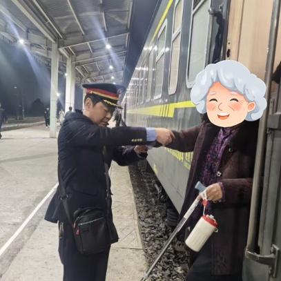 暖新闻[超话] 3月31日，K464次列车员刘会杰搀扶行动不便的老年旅客下车。（
