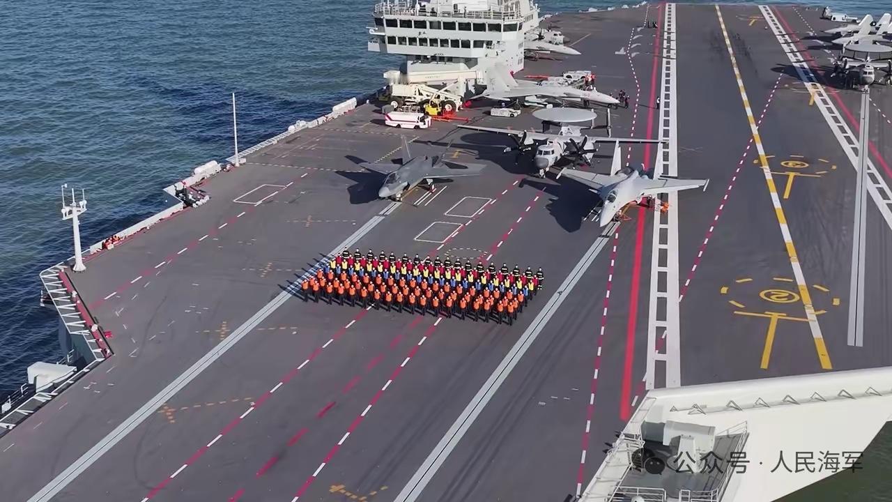 福建舰继续给大家拜年，甲板上飞机明显多了，可以看到9架。

这次拜年画面太提气，