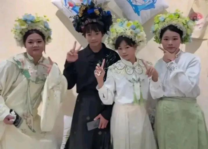 婵宝和姐姐弟弟长得苗条又很像，妹妹就和她们长得不一样，遗传真玄[呲牙]