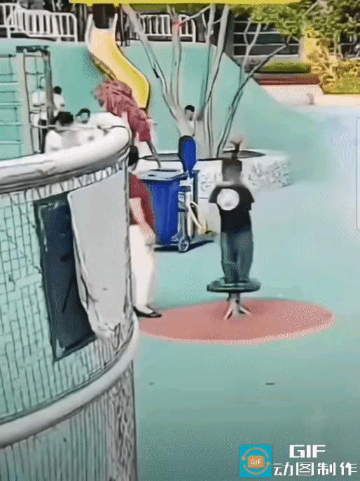 当大妈想要转圈圈玩耍时，这倒霉孩子（天津话）热心得上去帮忙多转了两圈！