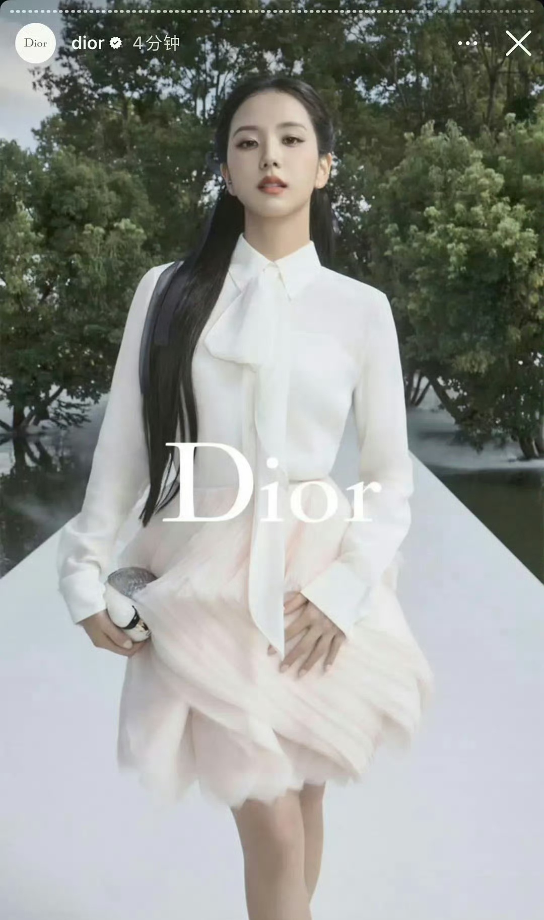 Dior首位认领金智秀独一份秀场VIP礼遇，专车直达入口，品牌高层亲自接待，无需