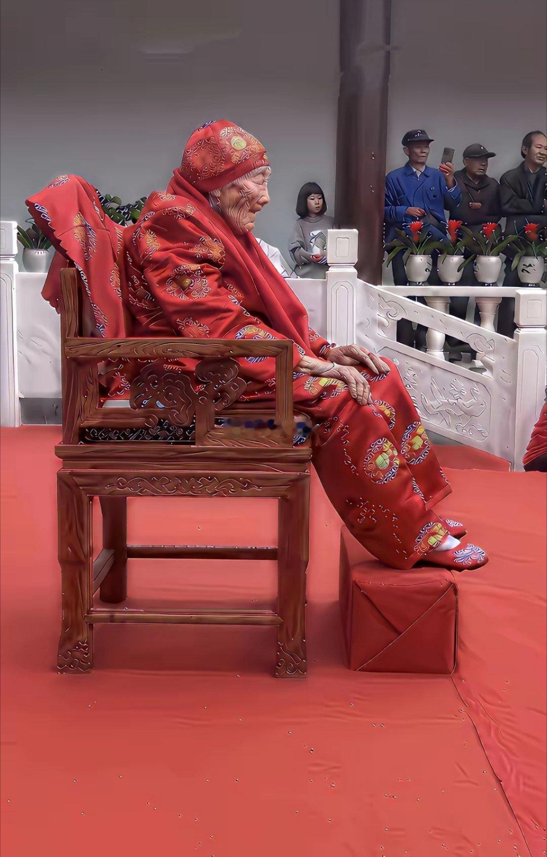 岁数大了也别过生日，也别过大寿，太折腾老人家了。 