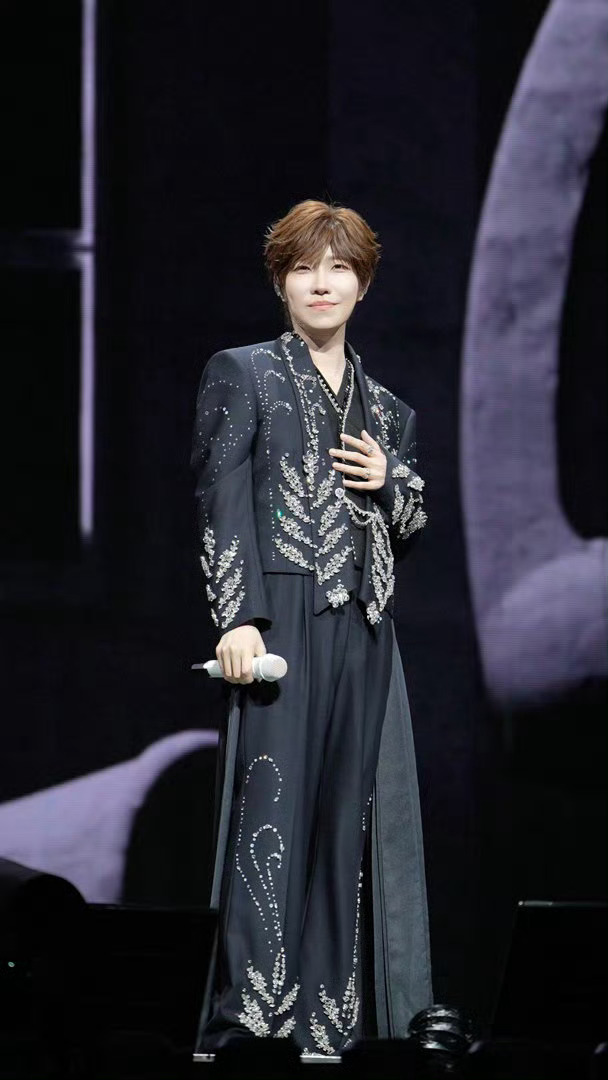徐良演唱会好值徐良散财童子网友调侃徐良是内娱散财童子，不搞虚浮周边，奖品直击生活