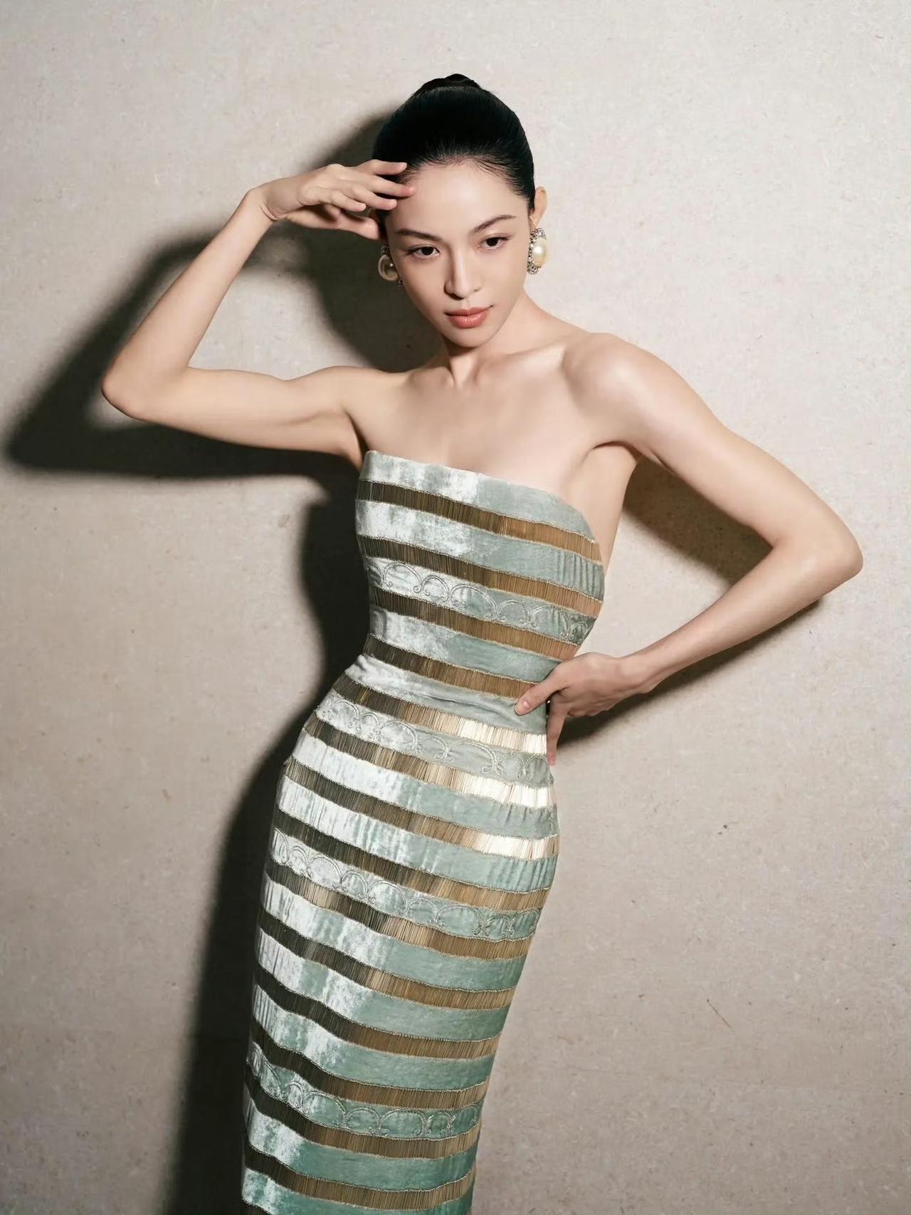 女明星这腰真是细得惊人，
钟楚曦这感觉两只手就可以掐住了，
168的身高才94斤