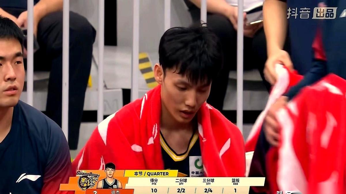 广东队这场球，上半场打得那叫一个憋屈。
内线杵着宁波队那个叫法尔的大个子，跟一堵