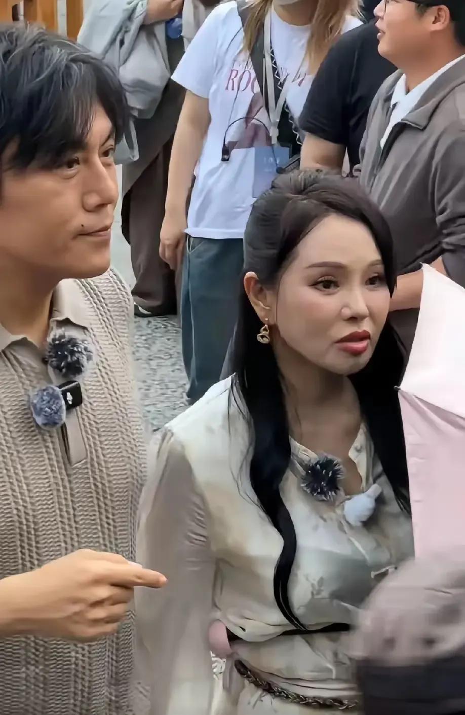 在无美颜无滤镜的镜头下，伊能静的脸上虽然没有皱纹，但是看着也有点老了的痕迹，也许