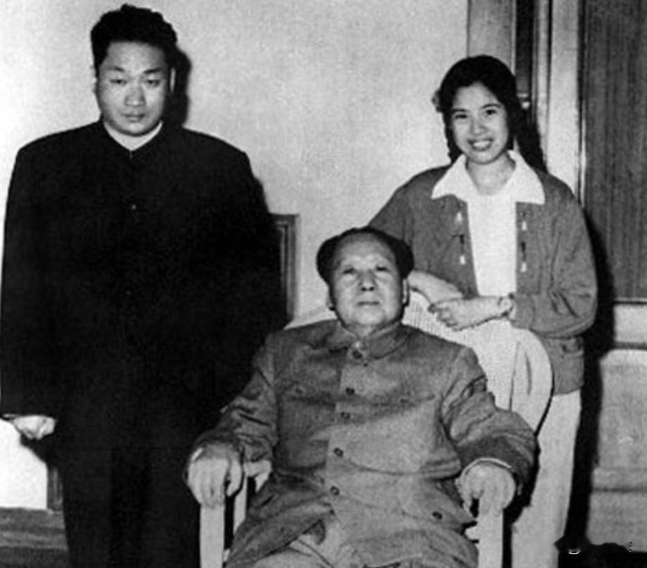 2007年3月，毛岸青因为心脏病发作于北京301医院逝世。去世前，毛岸青给儿子毛