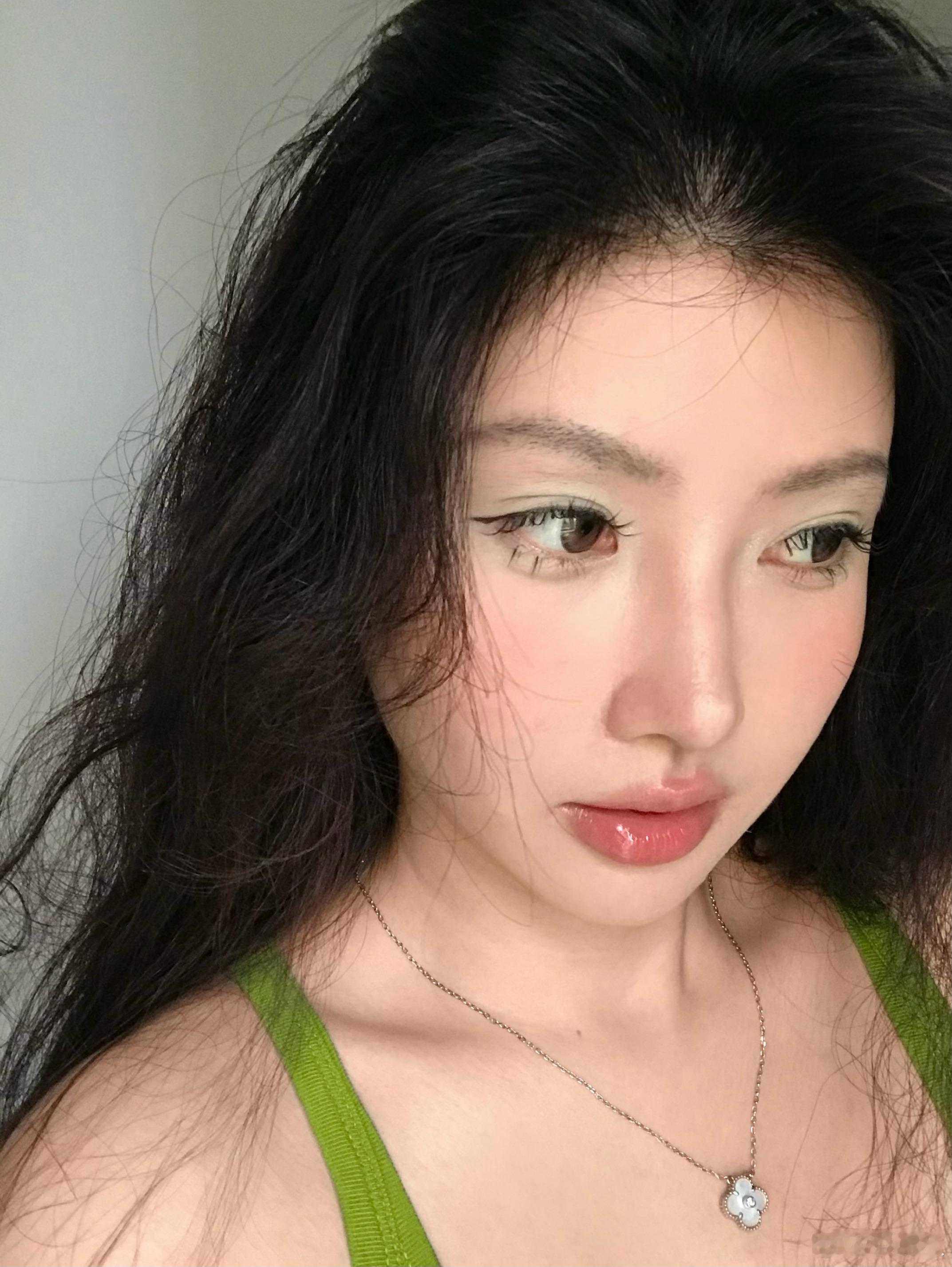 找到一颗眼部膨胀色单涂就超级好看了！！！！！！立马降温，显得眼周好年轻色号是jo
