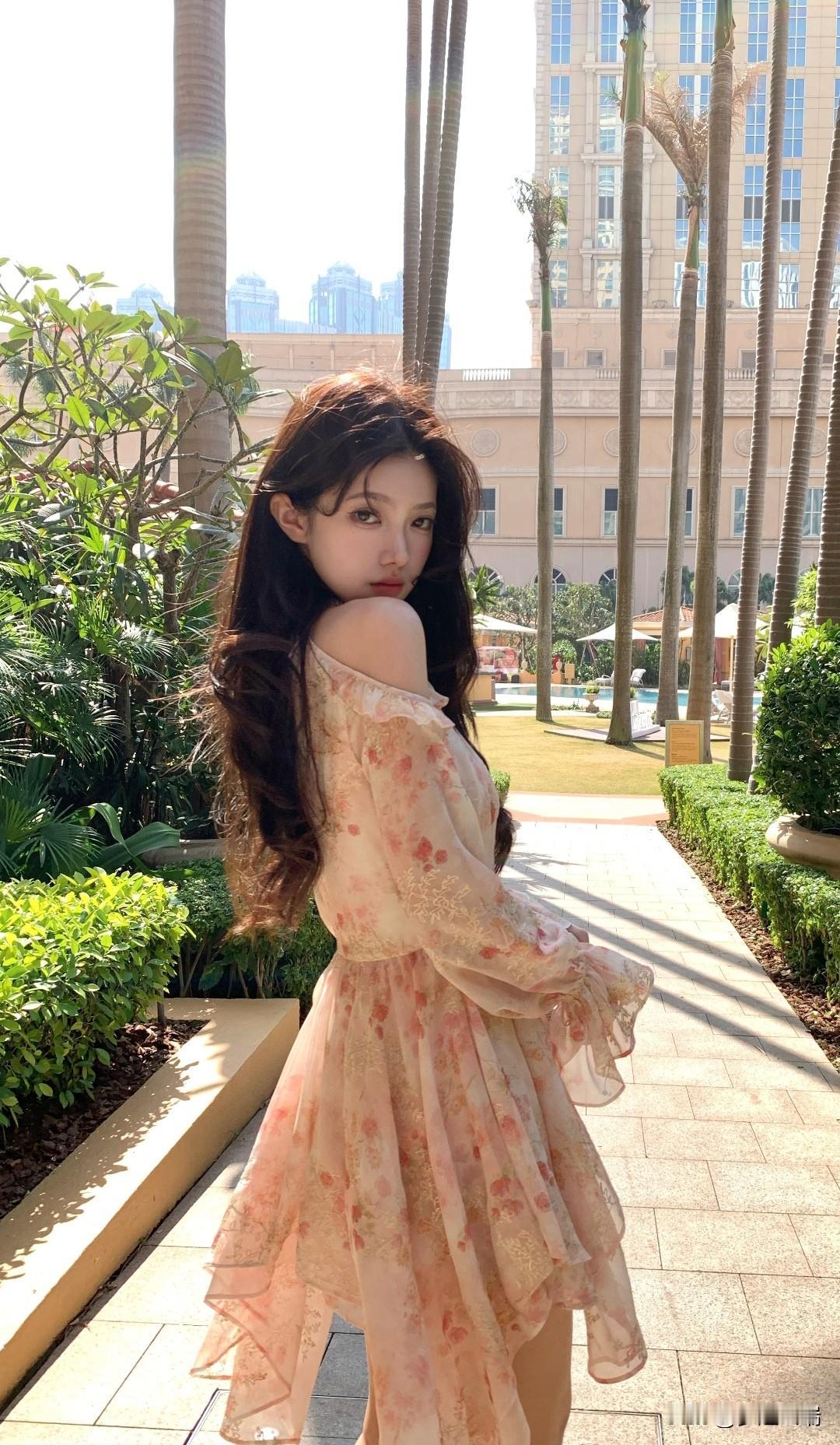 粉色连衣裙与热带风情完美融合！