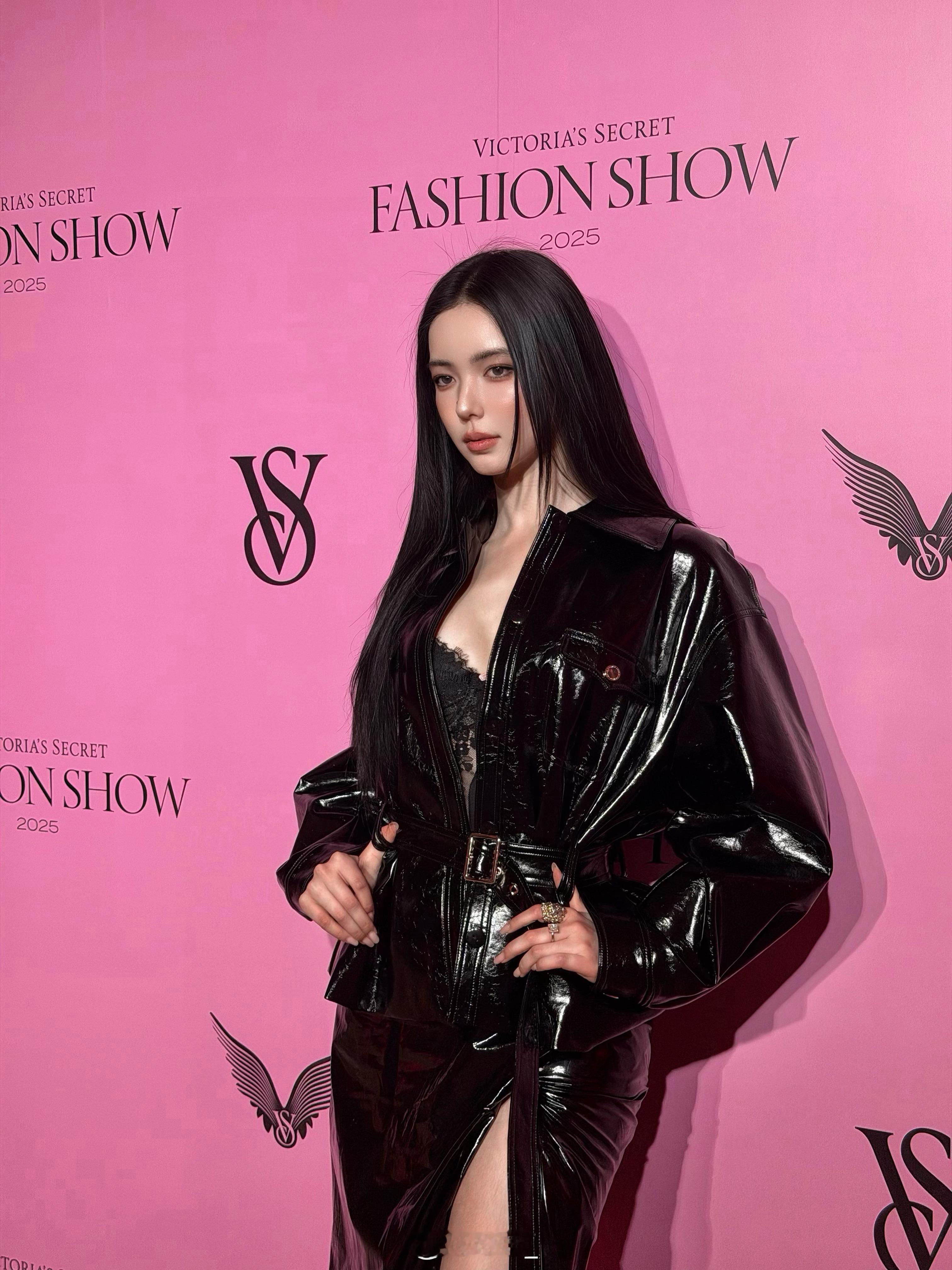 去维密玩了 看完屏幕里的angels身边是一个又一个的美天使 真的好开心都太美了