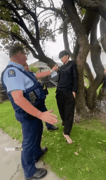 在绝对实力面前还是不要挑衅为好，这个身材瘦弱的小伙子面对三个膀大腰圆的警察，自不