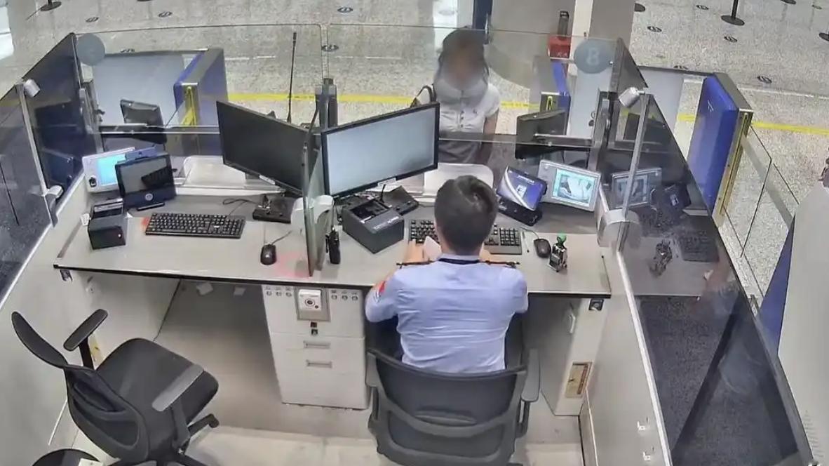 女大学生找男友被劝返，边检姐姐灵魂三问：他叫啥？多大？哪的人？姑娘：……只知道小
