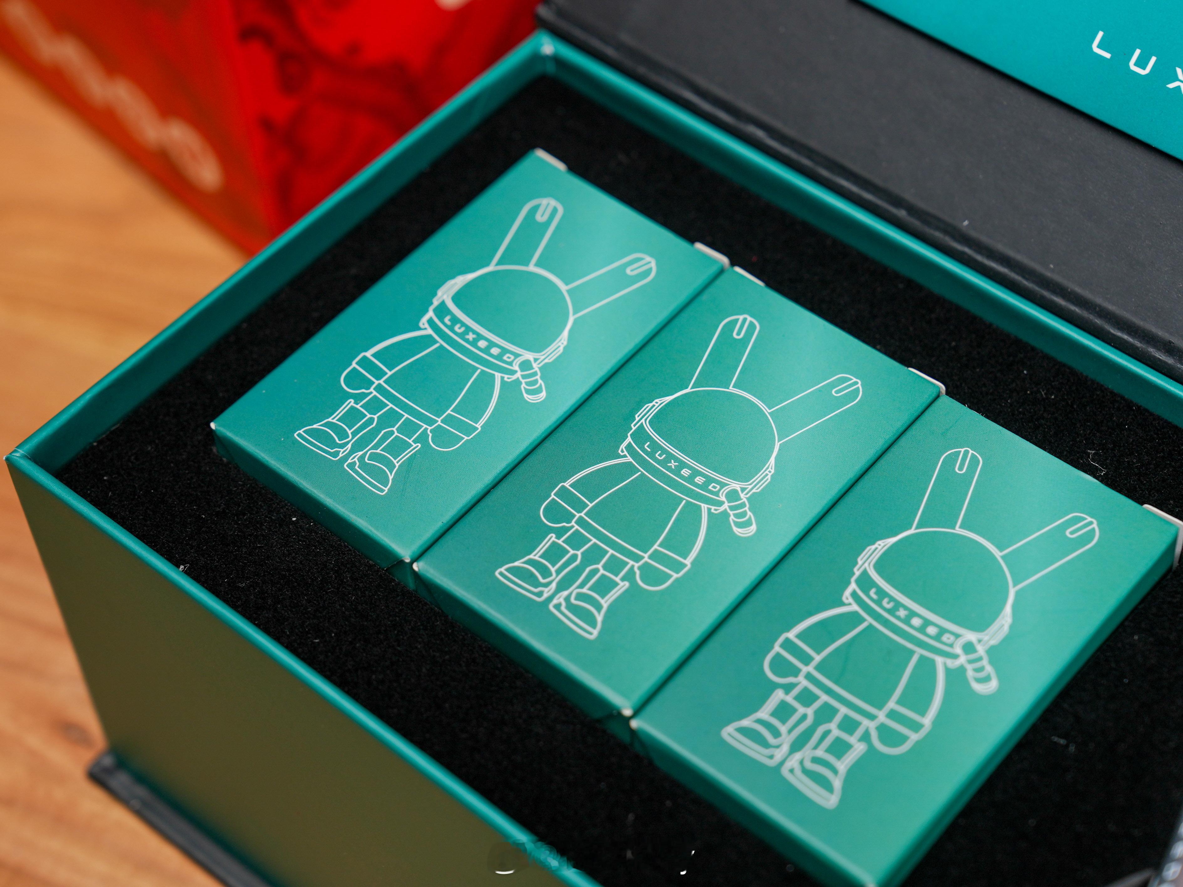 潮玩看智界！潮酷玩起来。晒一晒我的「智界×ROBBi」联名礼盒。专属收藏卡，联名