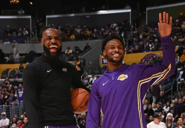 过去一年，布朗尼三分球总计52投21中，命中率40.4%！本赛季，布朗尼总共投进