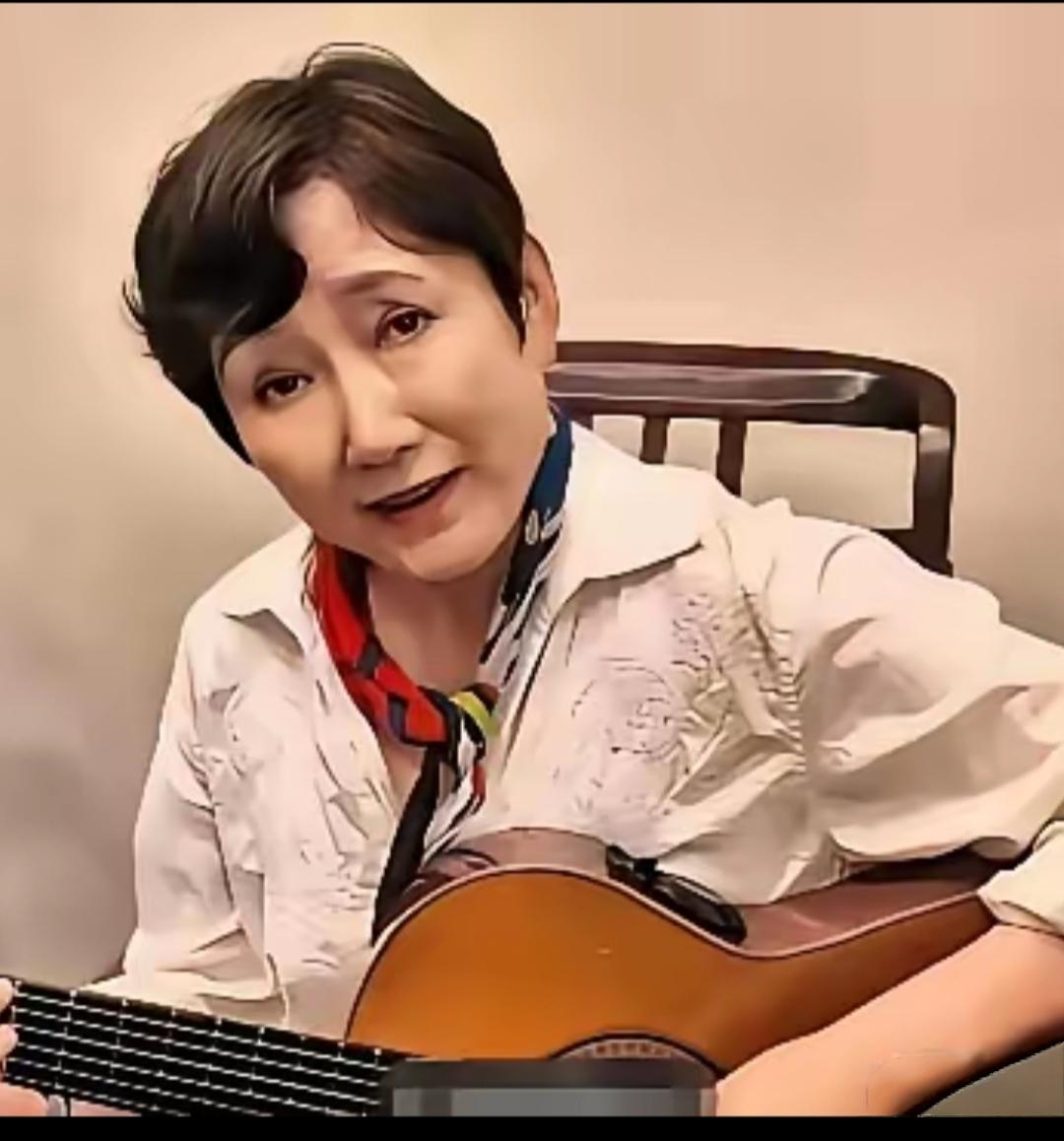 还记得抱着吉他唱歌的她吗？
八次登上春晚舞台，
一首《童年》成为几代人的回忆。