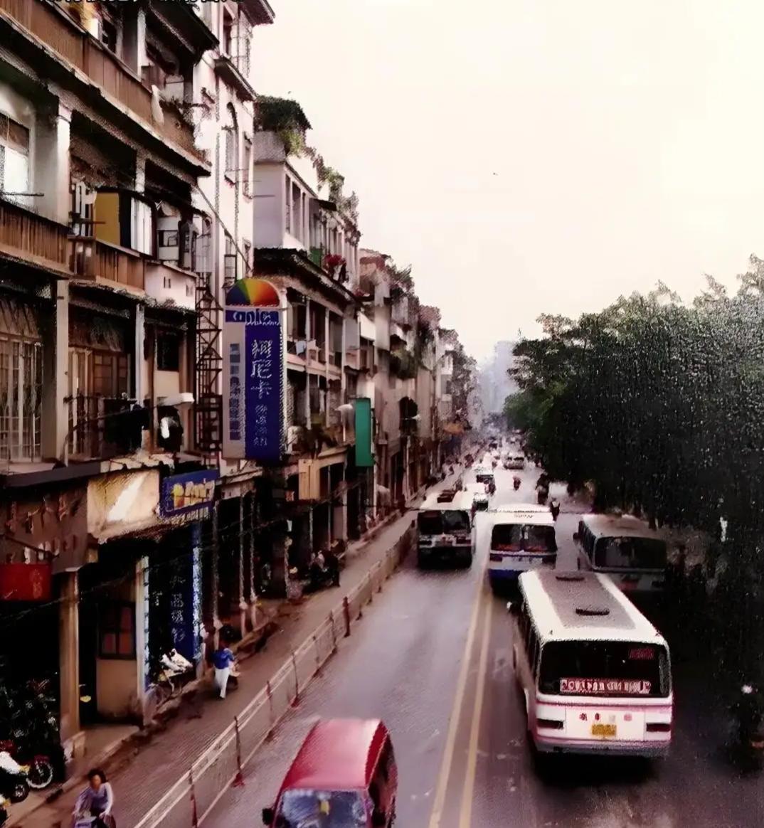 城市的老照片，留存着往昔的记忆。上世纪九十年代，昔日广州六二三路的旧街景及典型传