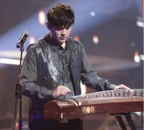 周杰伦杭州演唱会排面场馆外的小吃摊都在放他的歌，场内的每句独白都被欢呼打断。杭州