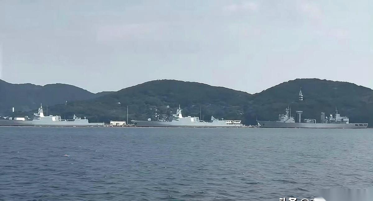 我跟你说，今晚这事儿，真是越想越睡不着。
一口气，四艘“大家伙”直奔东边！就跟快