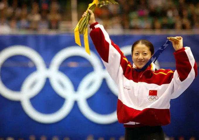 从1980到1980 中国冰雪健儿首次首站冬奥会，要追溯到1980年美国普莱西德