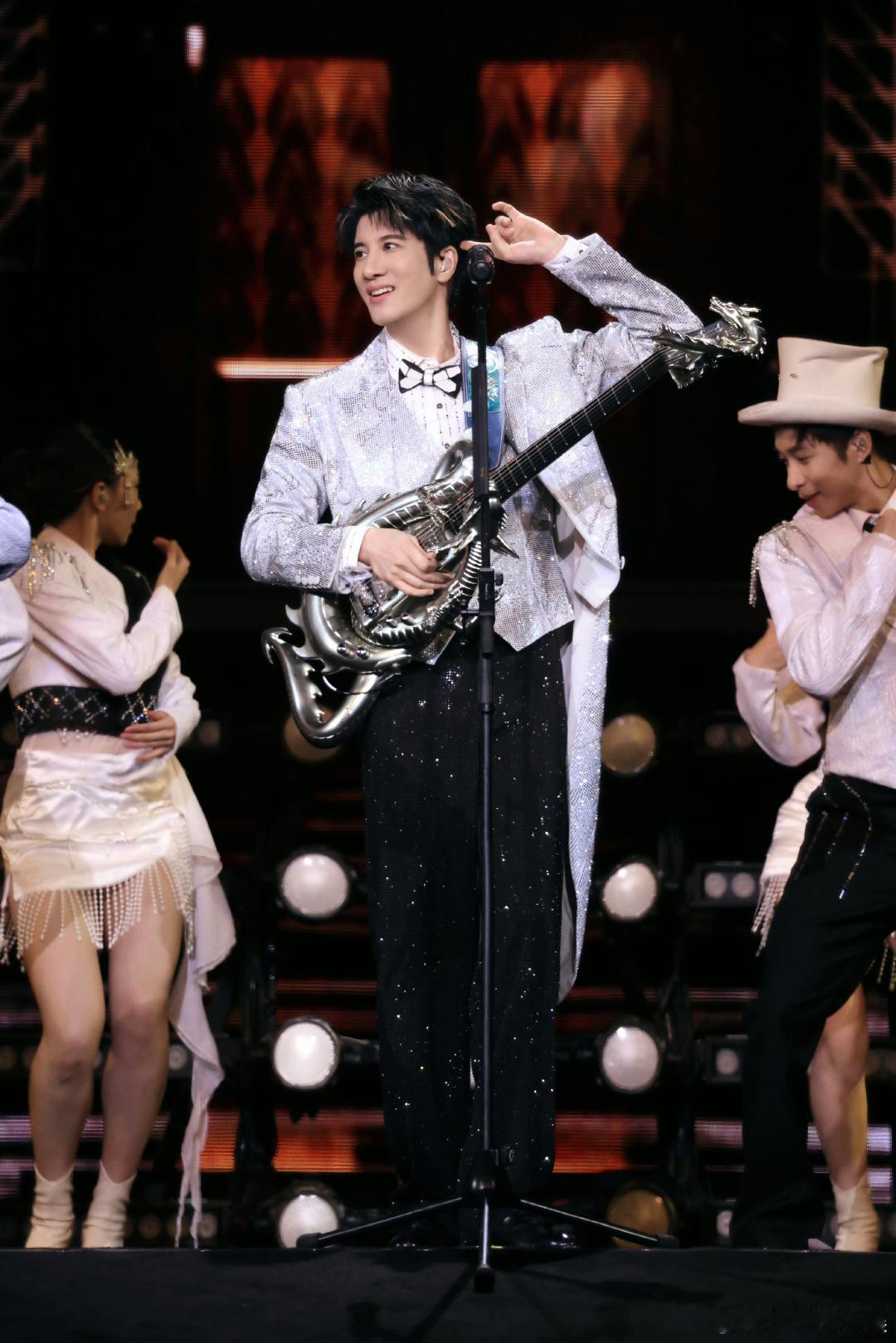 王力宏演唱会从现场唱到地铁二哥体力也太好了。我们粉丝的嗓子也都没闲着，这氛围，绝