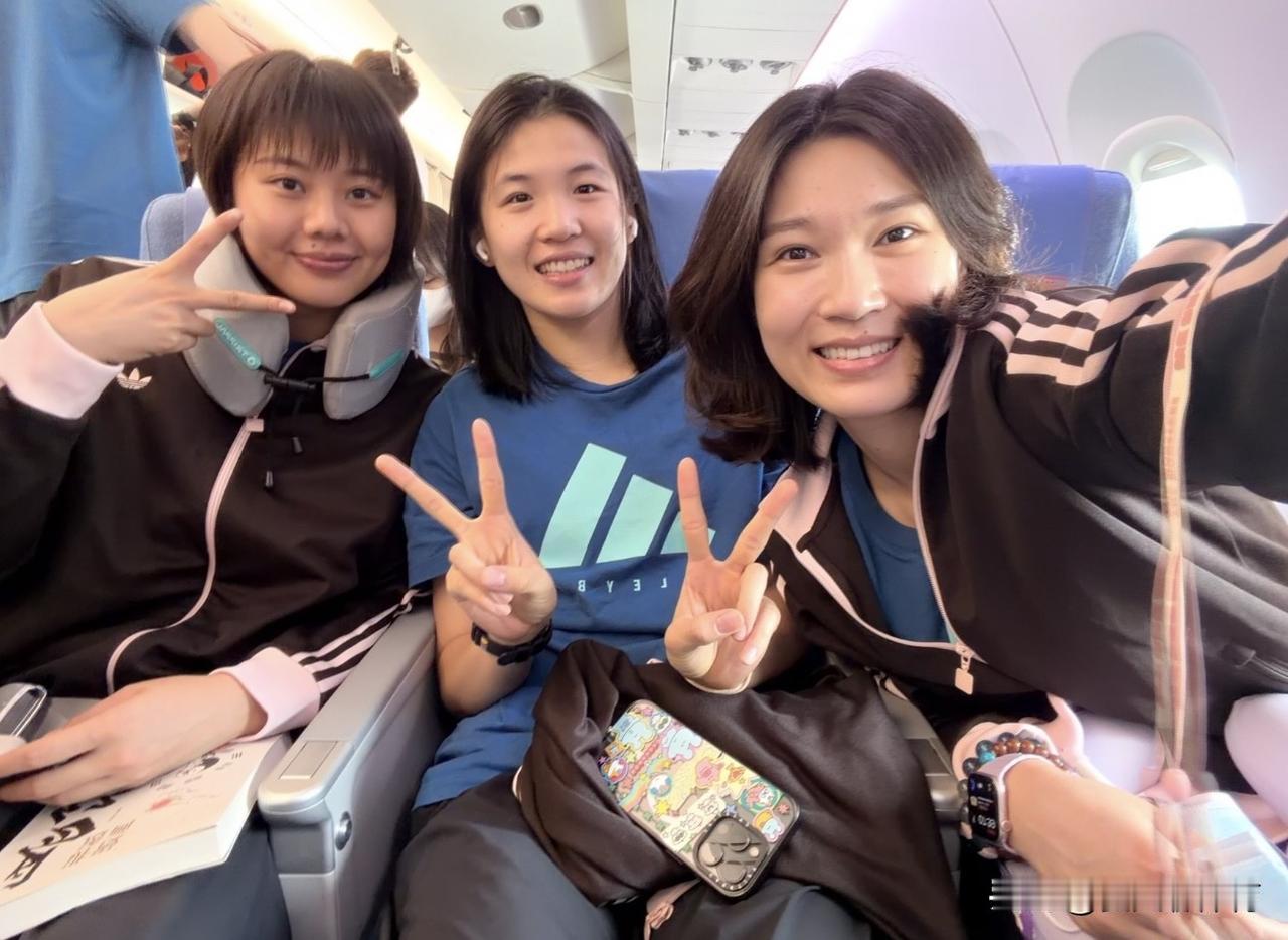 中国女排今日启程回北京！今天上午女排大部队在香港机场，乘坐飞机✈️飞往北京！这次