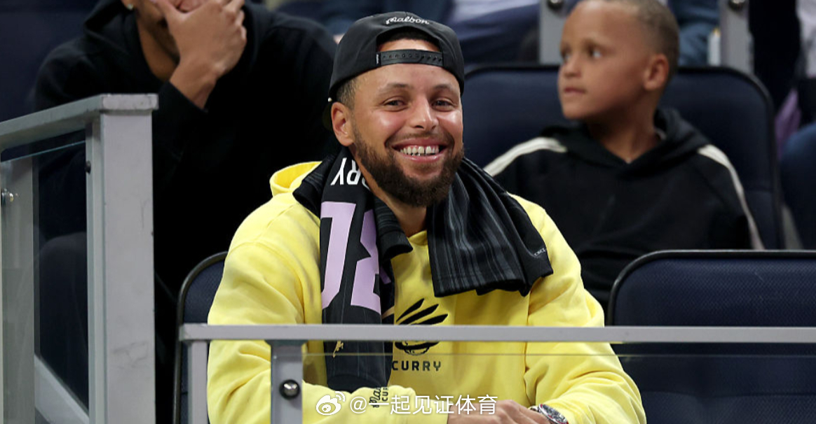 库里现身大通中心观战WNBA金州女武神比赛，三节间歇接受采访，谈及勇士2026-