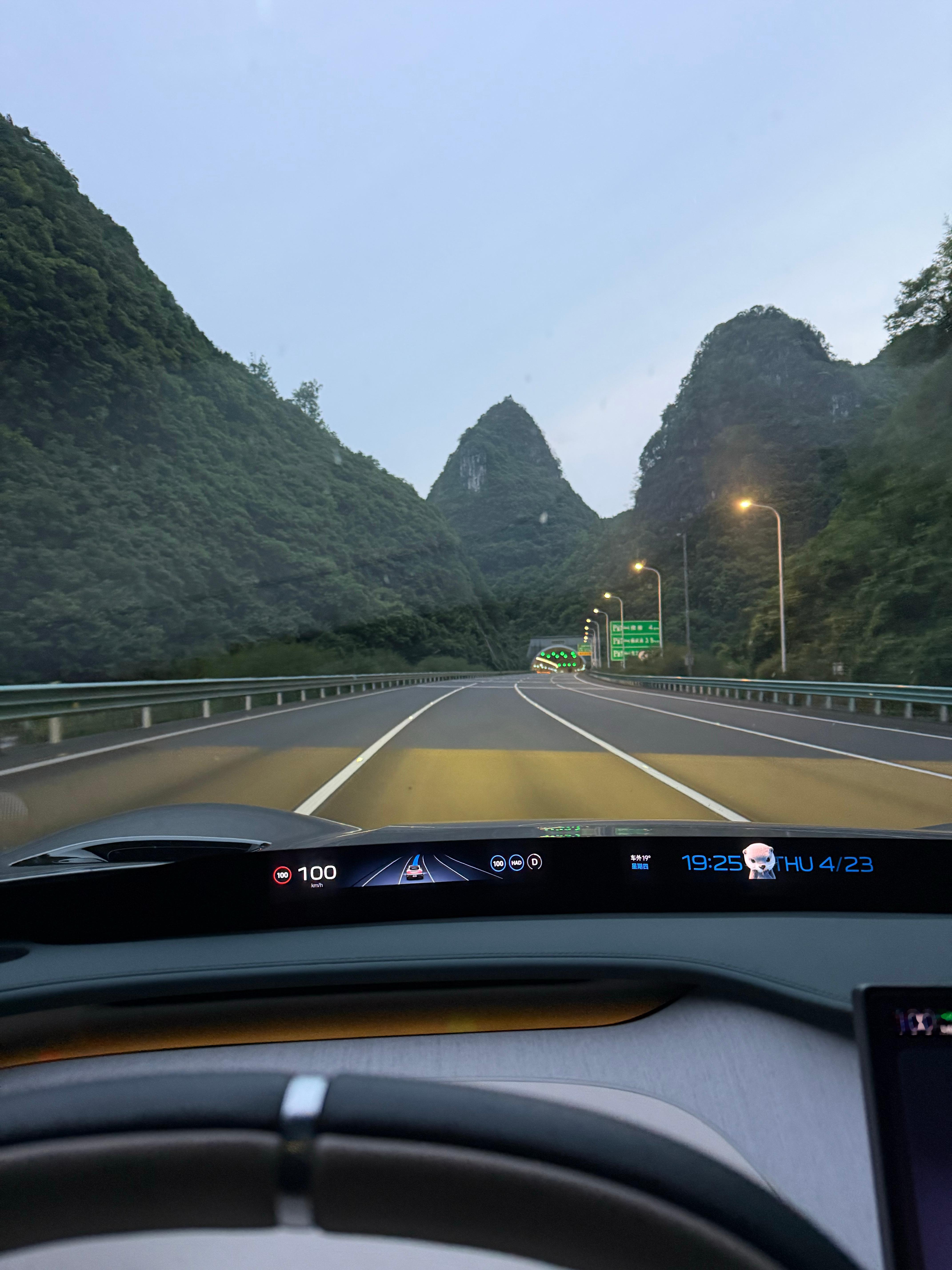 忍不住爆粗口，贵州这段高速开着太特么爽了！路又宽风景又好！全程由头戴设备拍摄，行