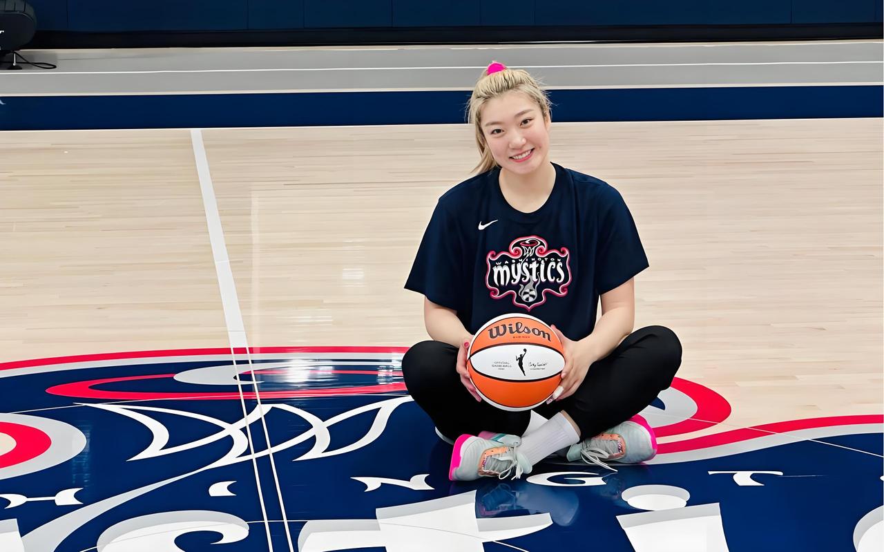 中国女篮的姑娘们都超棒，要说更喜欢谁，我得投李梦一票。李梦进攻能力那叫一个强，得