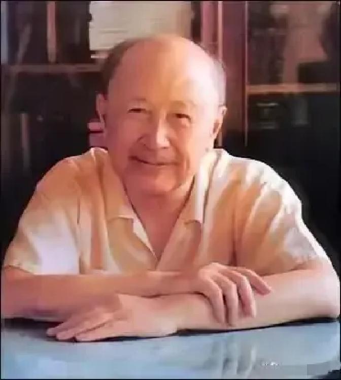 1985年到1988年，美国先后三次重金邀请钱学森访美，又是总统颁奖、又是白宫国