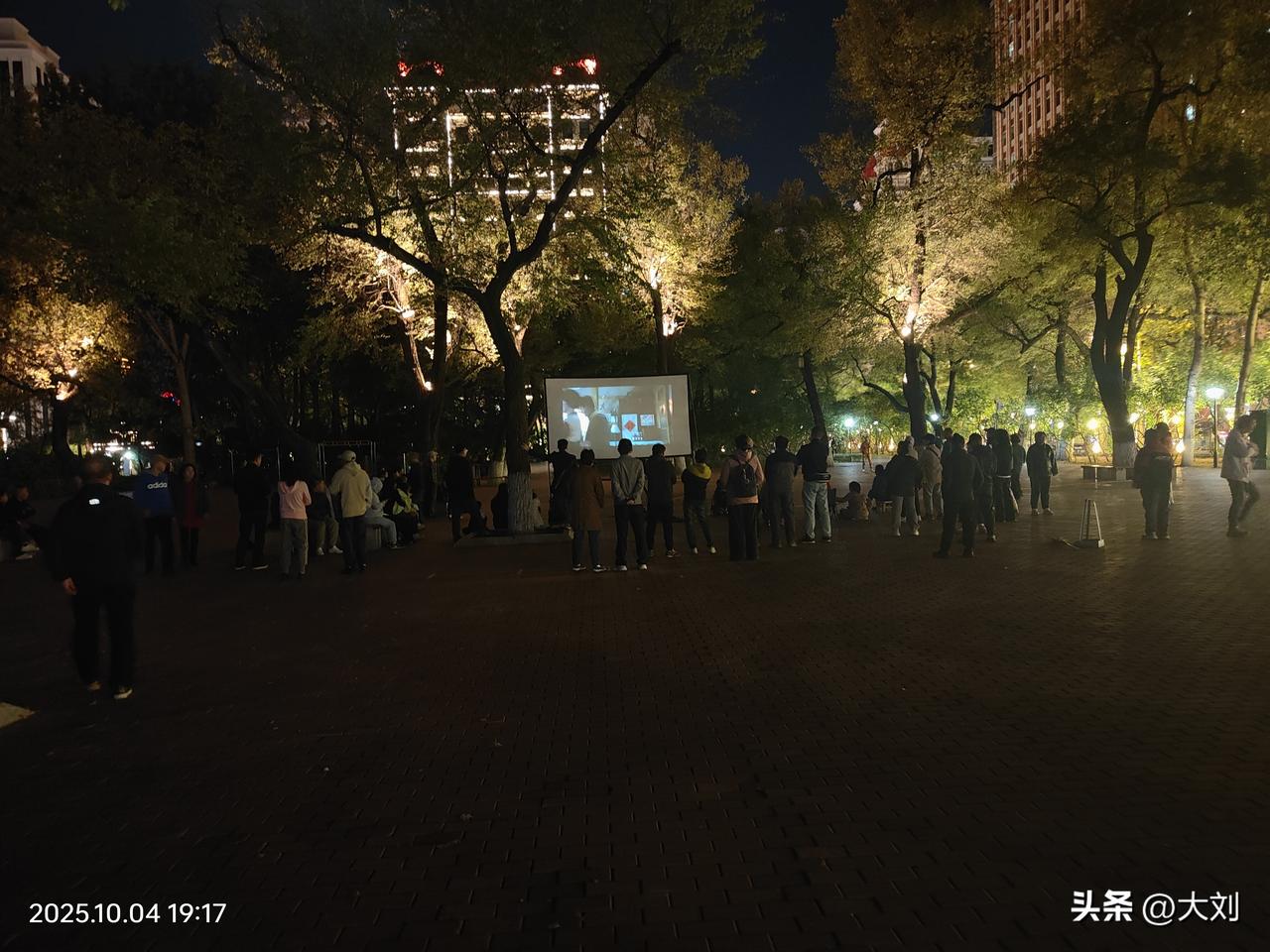 哈尔滨兆麟公园的露天电影唤醒了灵魂追随肉体久违的时代感