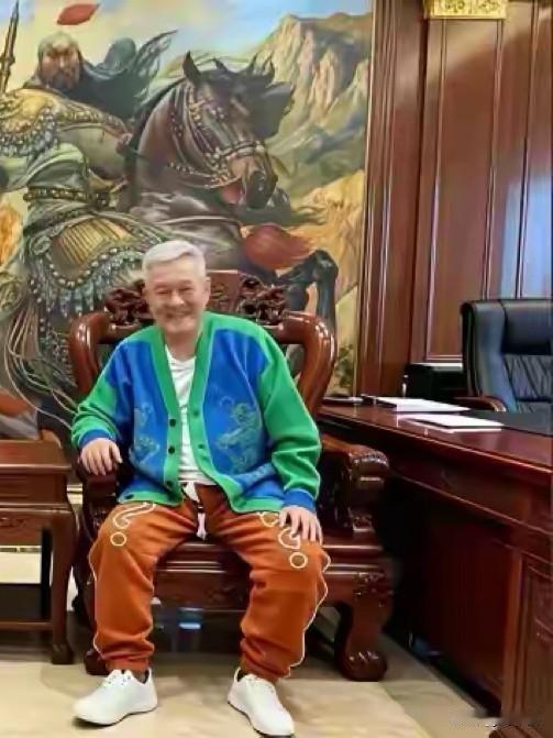 赵本山这身打扮，真叫个帅！
年近古稀之人，能有这种心态，着实让人羡慕！