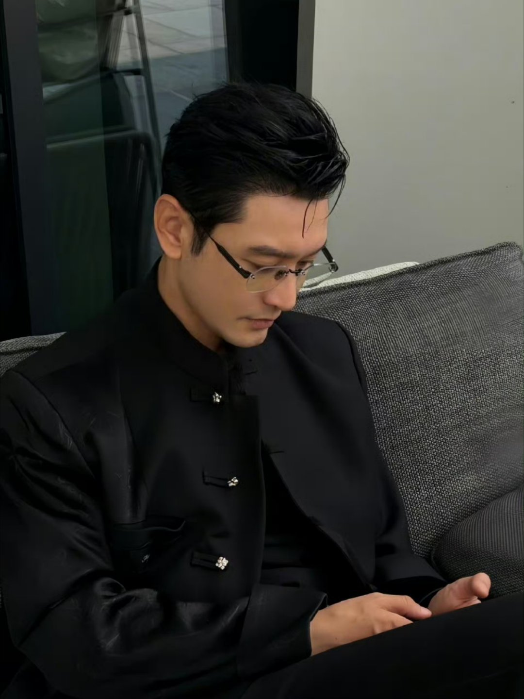 没想到黄晓明也开始走中式老钱风了真没想到，黄晓明现在也开始走中式老钱风了！这造型