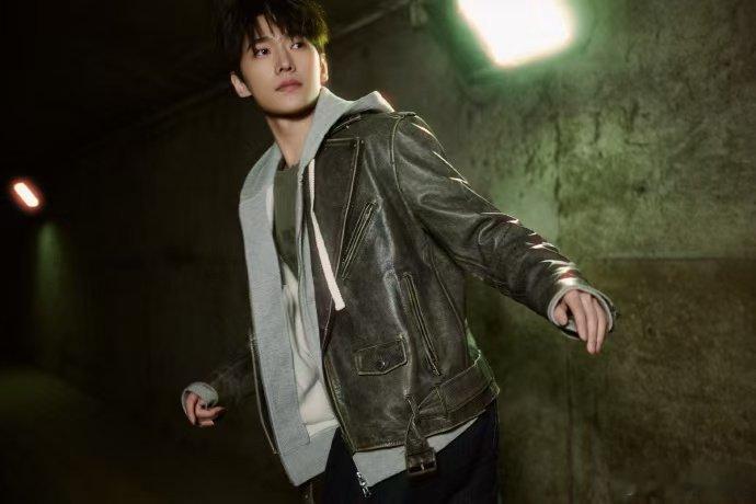 杨洋黑色皮衣梦回张起灵 杨洋黑色皮衣造型太戳人！黑色身影秒忆青铜门张起灵，碎发遮