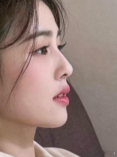 只能说不愧是明星，即便是淡颜，骨相都超绝的，明星淡颜并不代表骨相差 