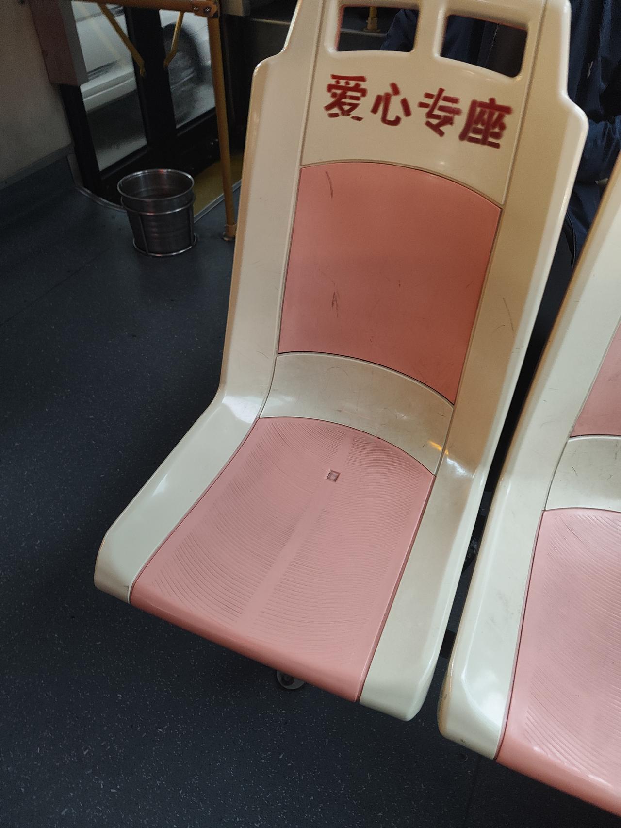 好久没坐公交车了，今天一上车，发现车上人特别少，空座位一大把，随便挑。
 
车上