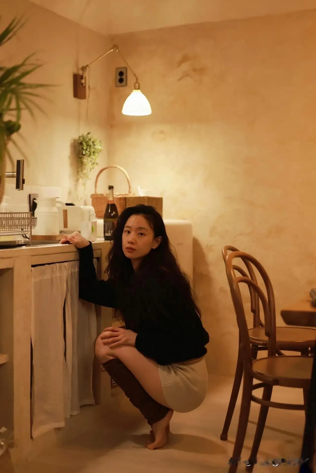李梦的长相完全在我的审美上。演技在90后中绝对是拔尖的，至于性格，说实话不是当事