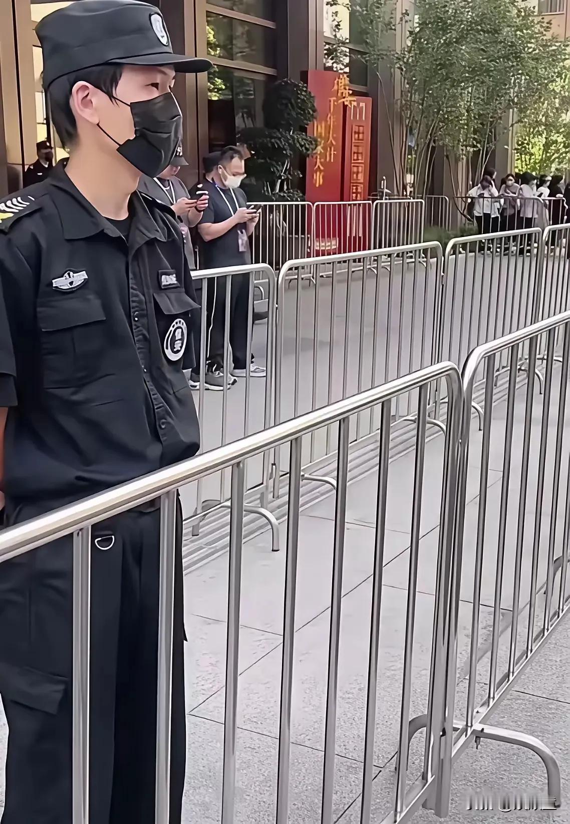 这个穿保安服的人火啦！
雄安乒超联赛即将开打，深圳大学队和魏桥队的主力队员除莎莎