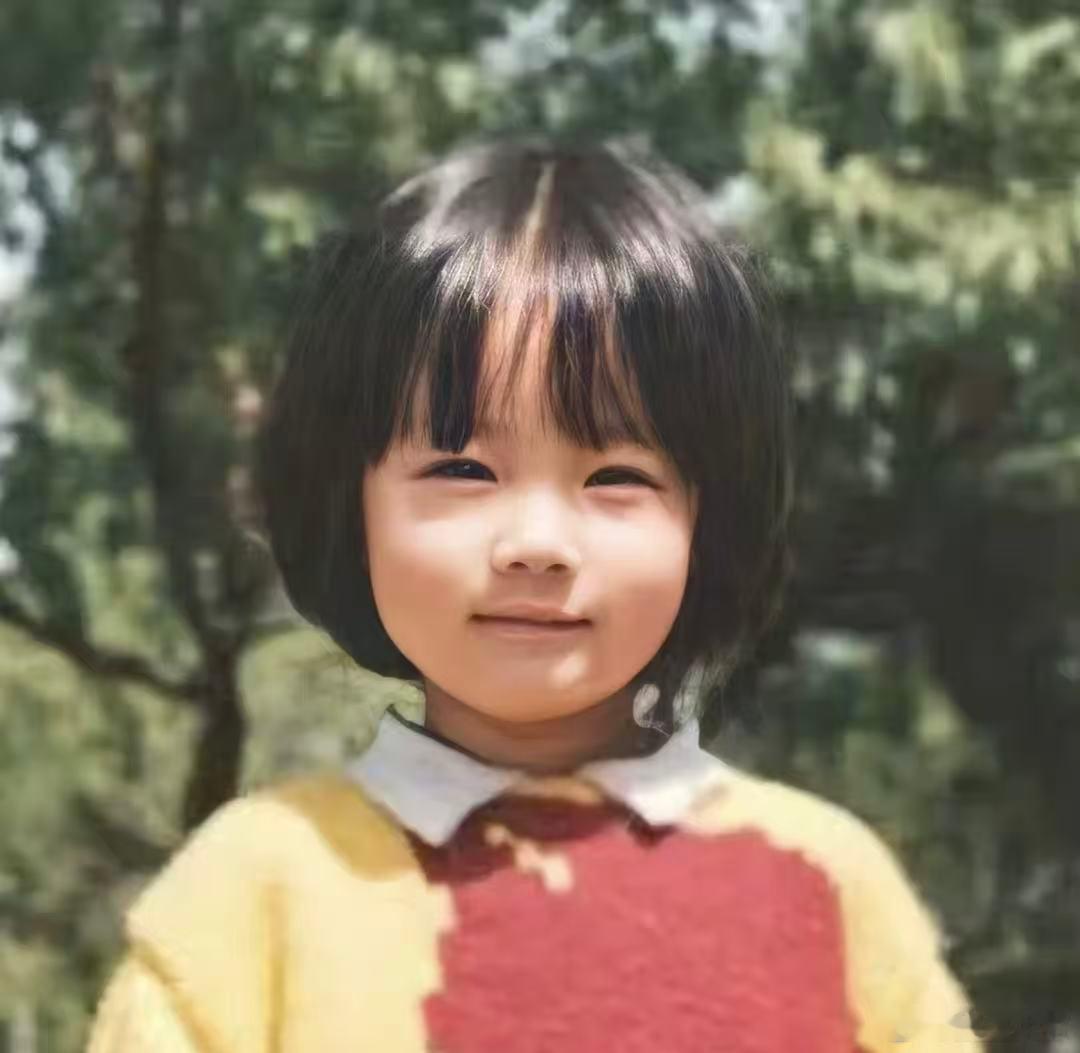 李一桐生日礼物有自己的童年照李一桐从小萌到大 生日现场超多惊喜，礼盒上童年照最为