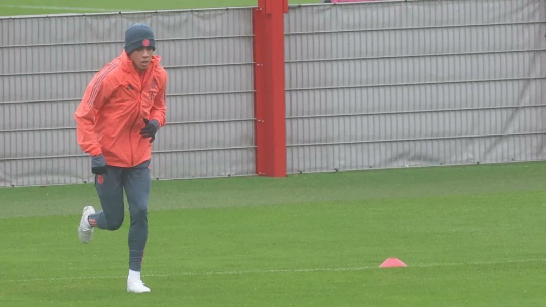 穆夏拉今天继续在球场上进行康复训练，他做了大约45分钟的跑步和传球练习，预计将于