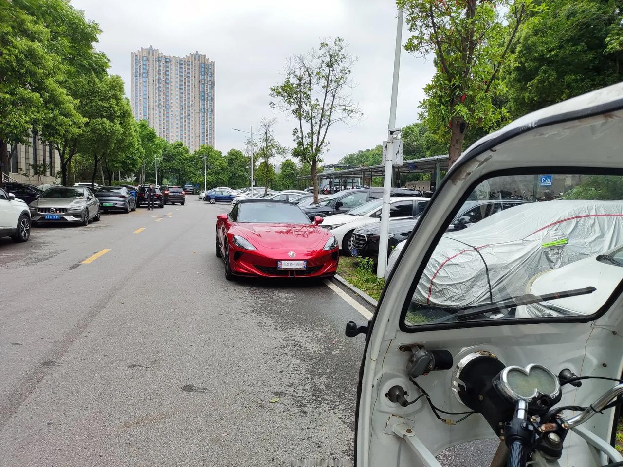 外卖行业的工作环境如何夏天风吹日晒，冬天雨水灌进脖子。