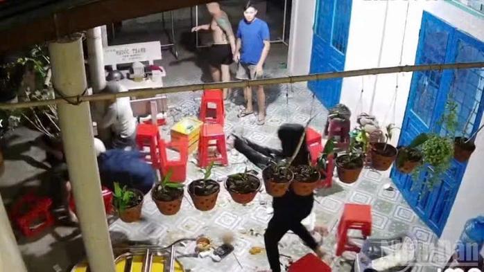 4月8日晚，越南同塔省新香公社警察正在与同塔省警察局刑警局和专业单位协调，调查并